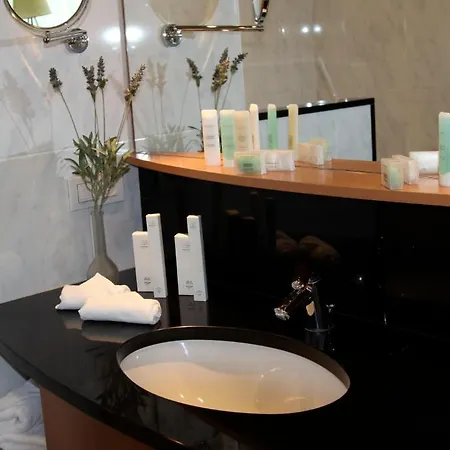 Iris Hotel 4*